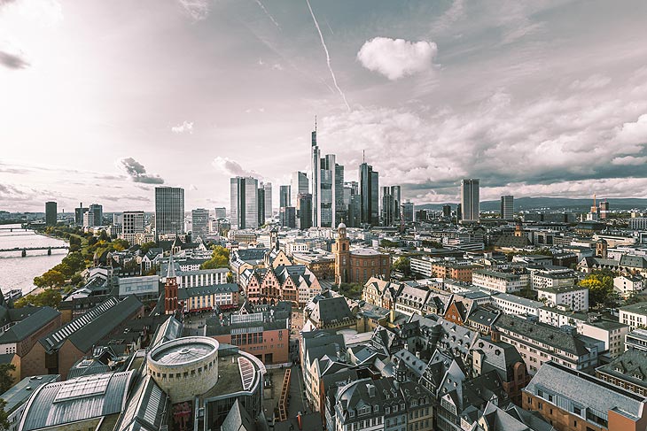 Frankfurt Skyline (©Foto: Igor Flek, Unsplash.com https://unsplash.com/photos/q18A6PEaQ6U)