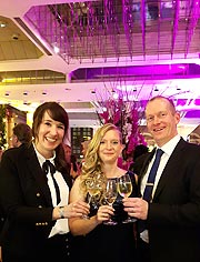 Römmert-Mitarbeiterin Christine Haupt mit den Gewinnern der begehrten Dinner-Tickets, Annika Wohlleber und Robert Fritzsch